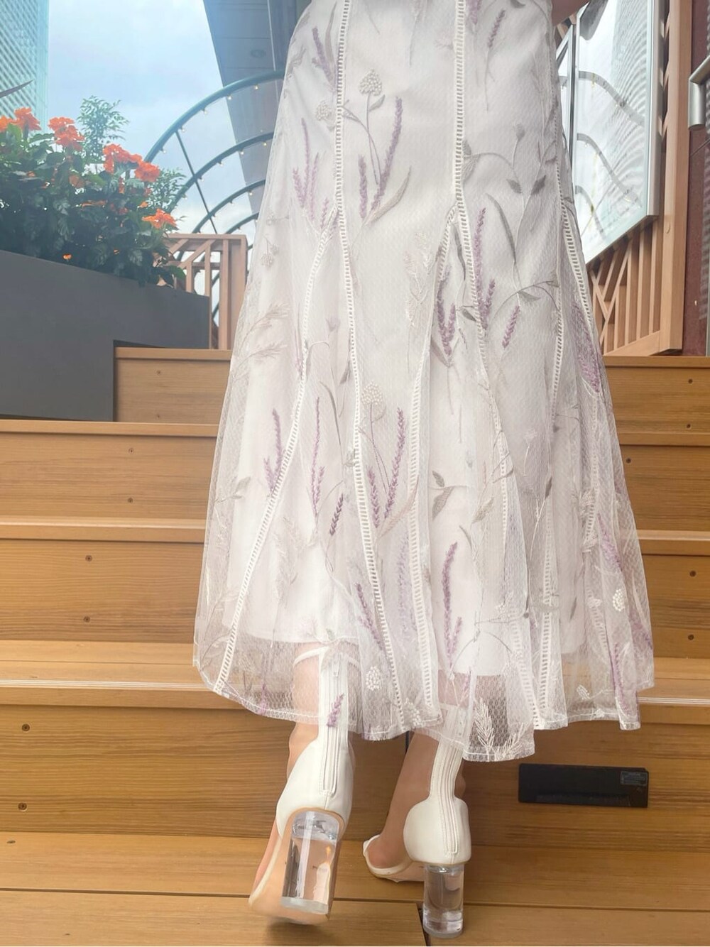 ホワイト系のその他シューズ、ホワイト系のスカート、ブラウン系のニット/セーターを着用したレディースの夏コーディネートの8枚目の写真