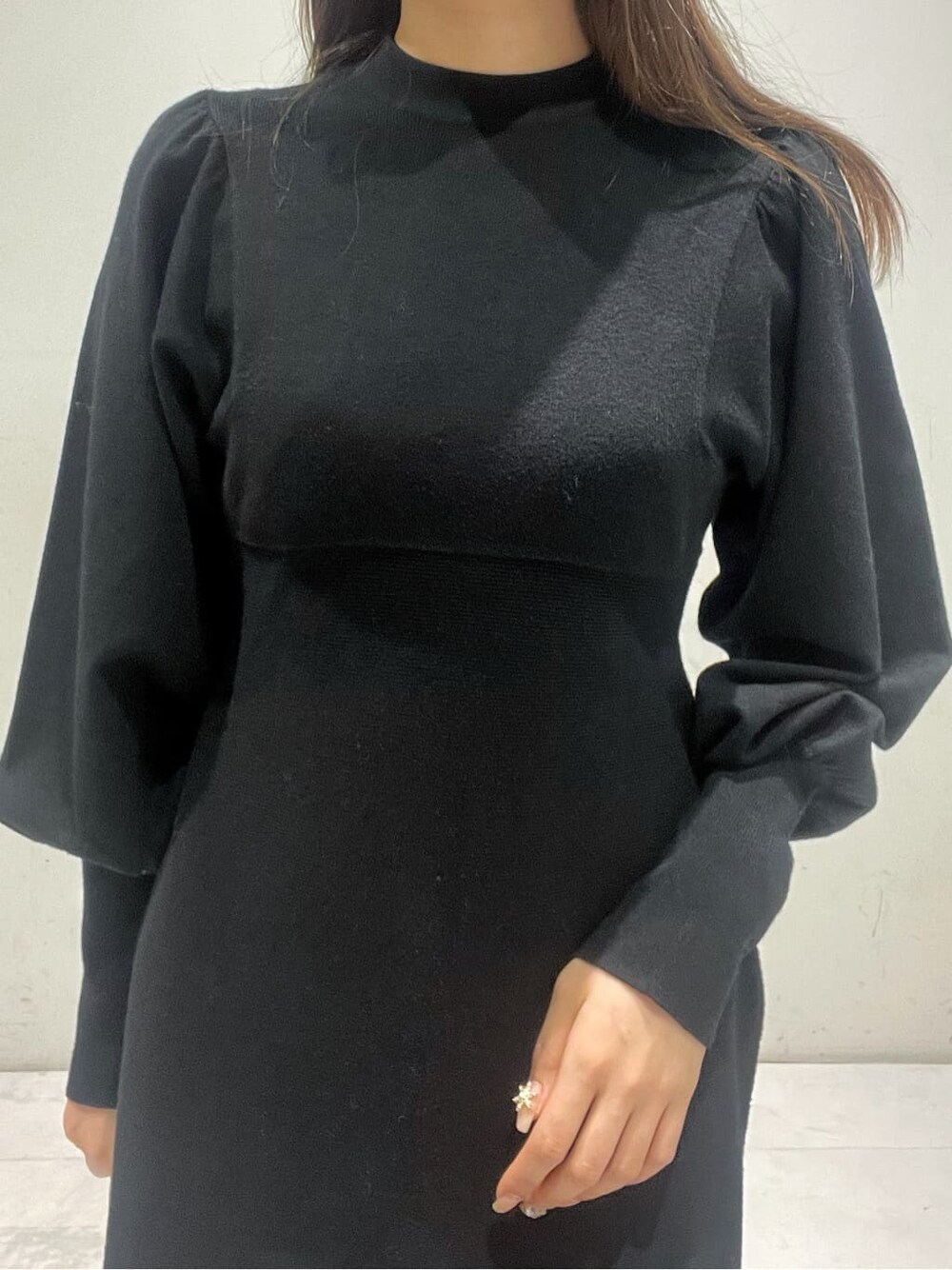 ホワイト系のブーツ、ブラック系のワンピース、ブラック系のハットを着用したレディースの冬コーディネートの4枚目の写真