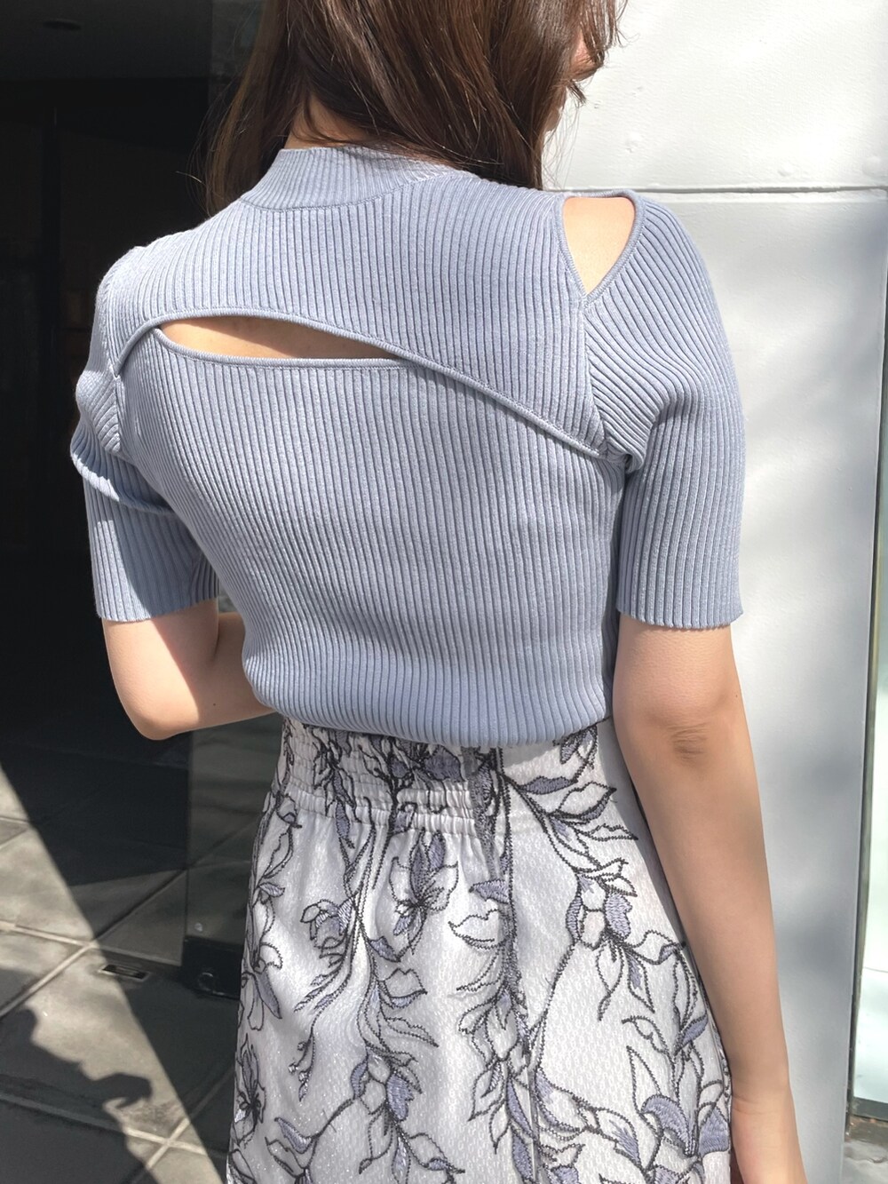 シルバー系のサンダル、ブルー系のハンドバッグ、ブルー系のニット/セーターを着用したレディースの春コーディネートの4枚目の写真