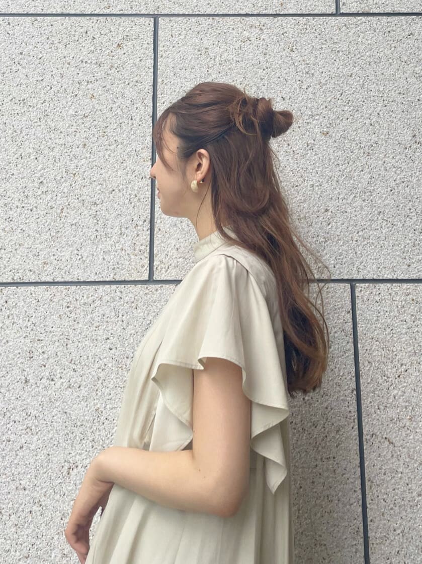 ホワイト系のサンダル、ベージュ系のシャツ/ブラウス、グリーン系のその他パンツを着用したレディースの夏コーディネートの4枚目の写真