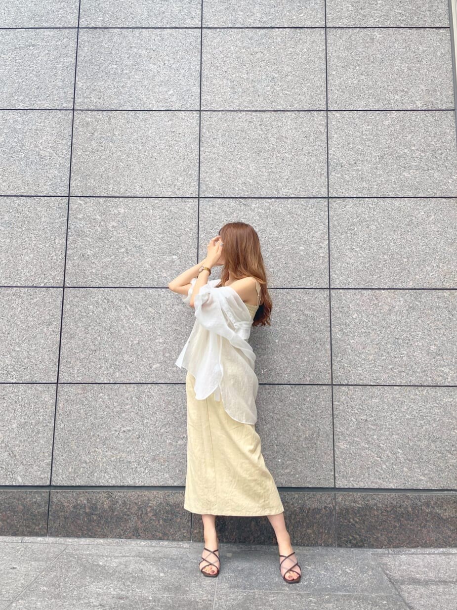 ホワイト系のシャツ/ブラウス、イエロー系のワンピース、ブラウン系のサンダルを着用したレディースの夏コーディネートの9枚目の写真