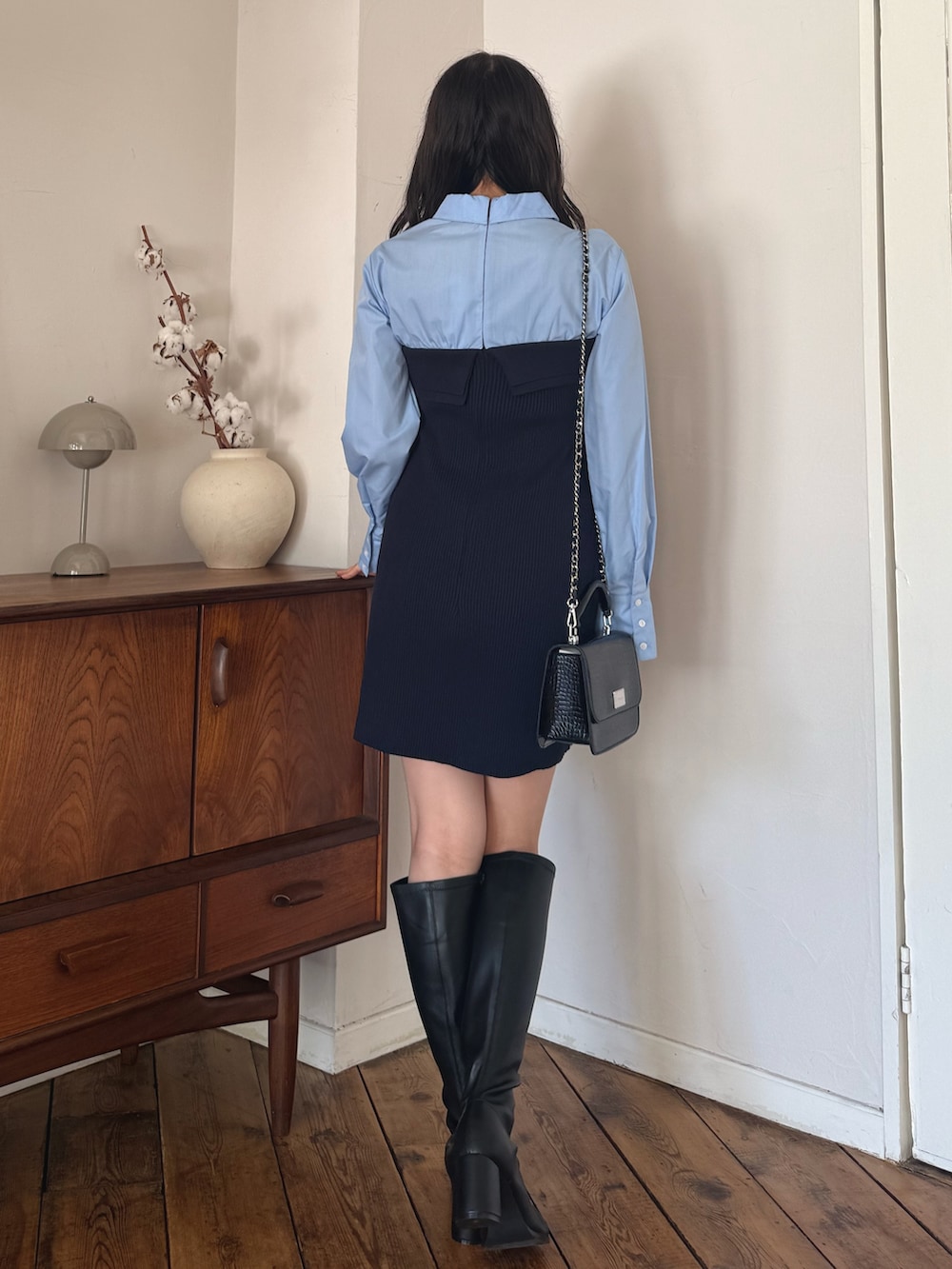 ブルー系のワンピース、ブラック系のブーツを着用したレディースの秋コーディネートの4枚目の写真