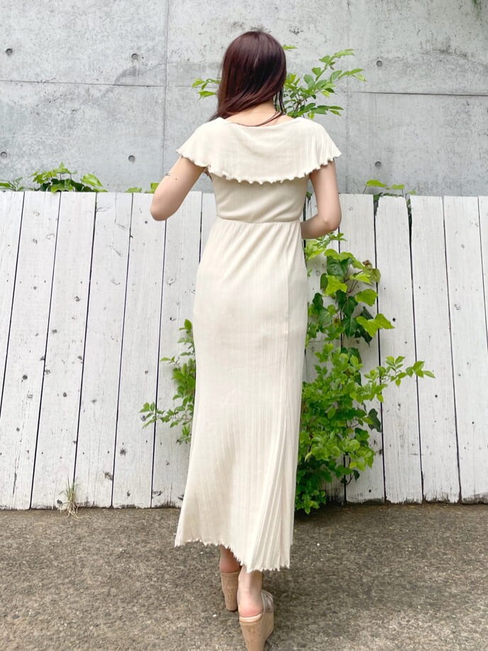 その他のサンダル、ホワイト系のワンピースを着用したレディースの夏コーディネートの3枚目の写真