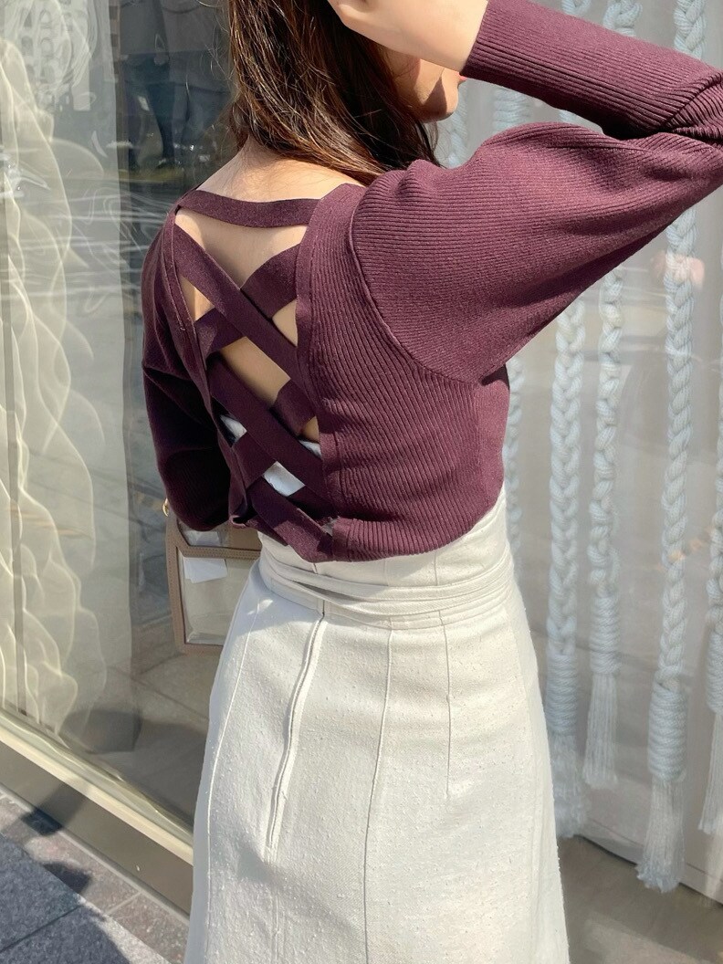 ホワイト系のスカート、ブラウン系のニット/セーターを着用したレディースの春コーディネートの2枚目の写真