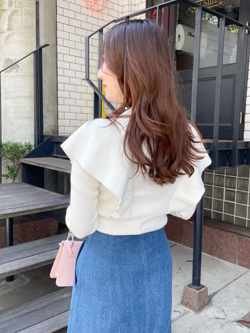 ブルー系のスカート、ホワイト系のその他シューズ、ピンク系のショルダーバッグを着用したレディースの冬コーディネートの5枚目の写真