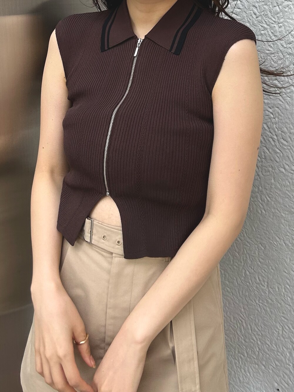 ブラウン系のニット/セーター、ベージュ系のスカートを着用したレディースの春コーディネートの4枚目の写真