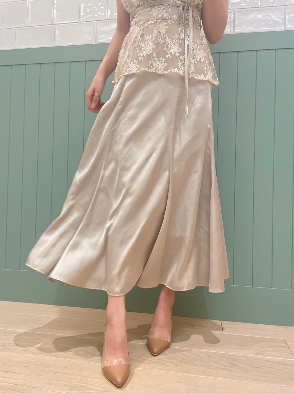 ベージュ系のパンプス、ベージュ系のワンピースを着用したレディースの春コーディネートの6枚目の写真