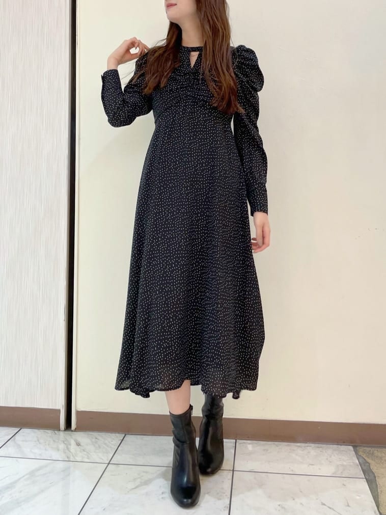 ホワイト系のその他アウター、その他のワンピースを着用したレディースの冬コーディネートの3枚目の写真