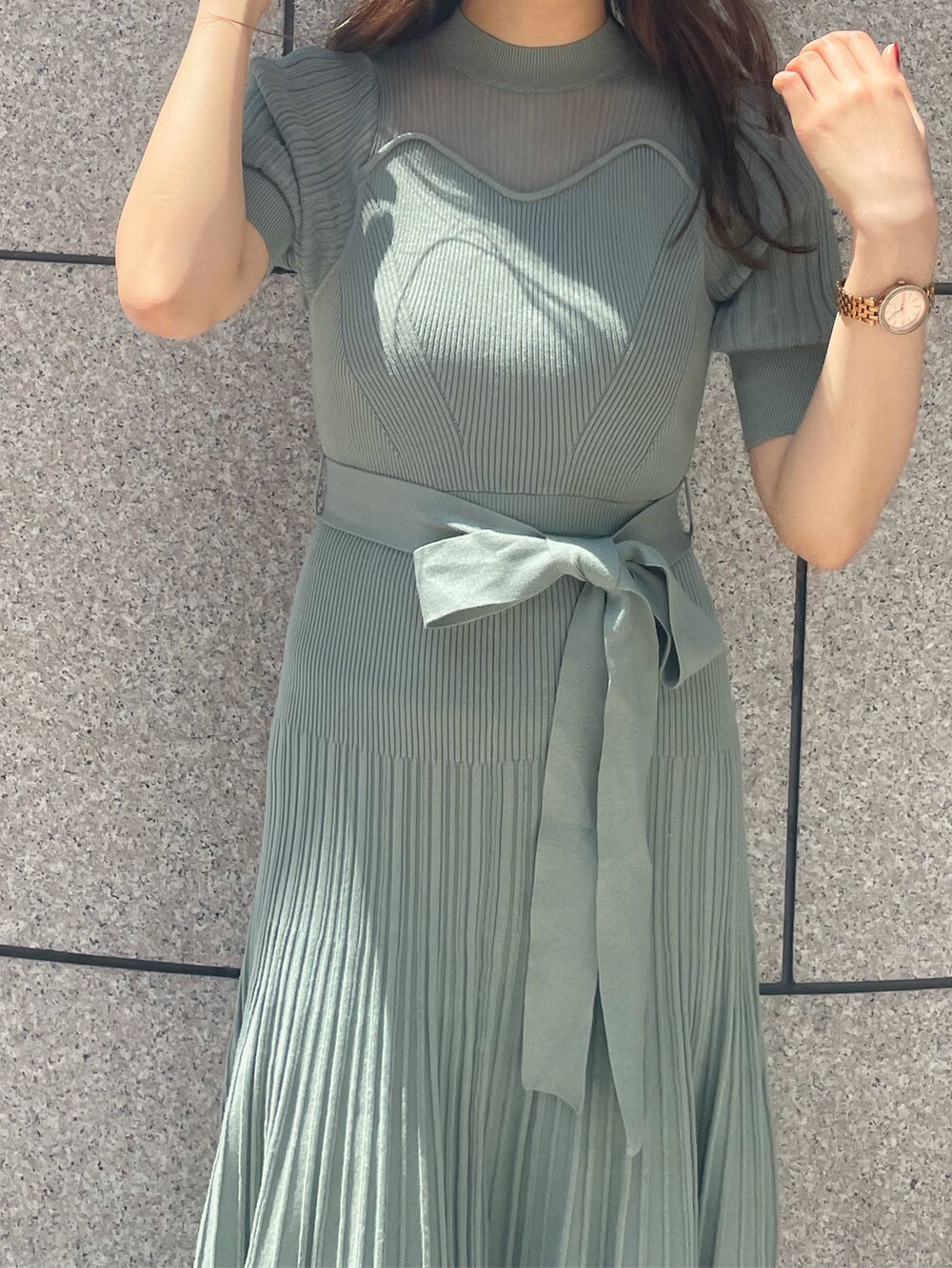 グリーン系のワンピース、ベージュ系のサンダルを着用したレディースの春コーディネートの4枚目の写真