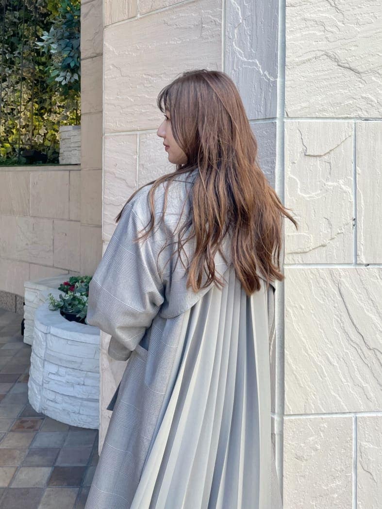 ブラウン系のその他シューズ、その他のチェスターコート、ベージュ系のハンドバッグを着用したレディースの秋コーディネートの4枚目の写真