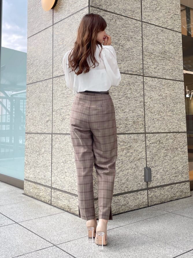 ベージュ系のパンプス、ブラウン系のその他パンツ、ホワイト系のシャツ/ブラウスを着用したレディースの秋コーディネートの3枚目の写真
