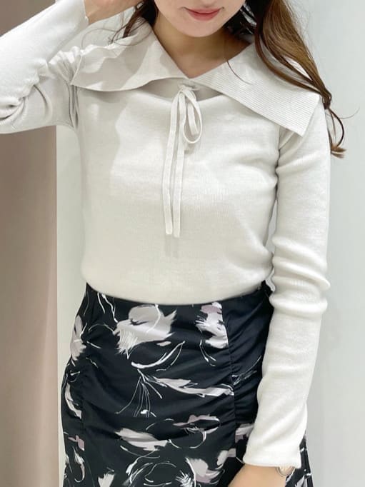 ブラック系のその他シューズ、ホワイト系のニット/セーター、ブラック系のスカートを着用したレディースの秋コーディネートの4枚目の写真