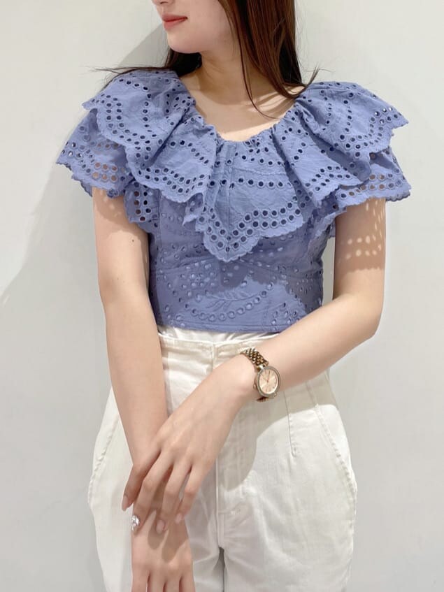 ブルー系のシャツ/ブラウス、ホワイト系のその他パンツ、ブラウン系のサンダルを着用したレディースの冬コーディネートの4枚目の写真