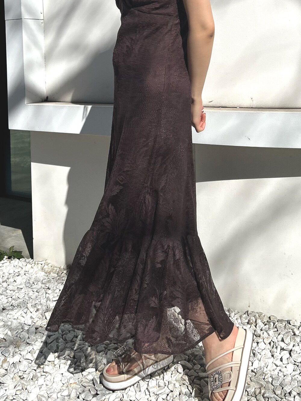 ブラウン系のワンピース、ベージュ系のサンダル、ピンク系のニット/セーターを着用したレディースの冬コーディネートの7枚目の写真