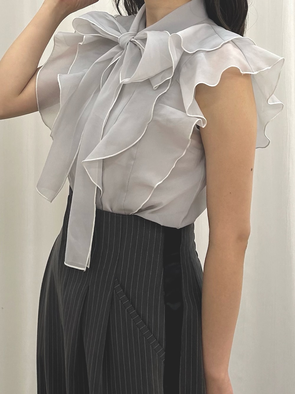 グレー系のシャツ/ブラウス、グレー系のその他パンツを着用したレディースの夏コーディネートの3枚目の写真