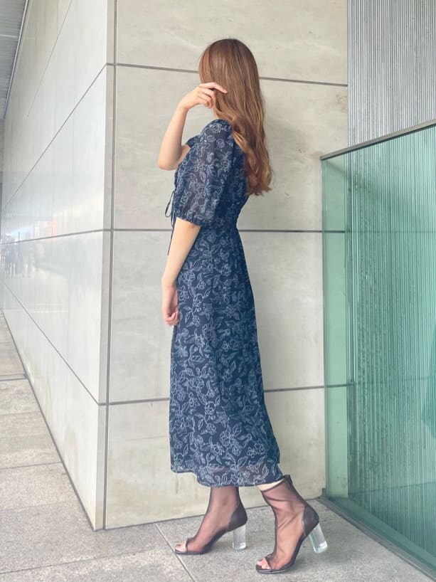 ブラック系のその他シューズ、ブルー系のワンピースを着用したレディースの夏コーディネートの2枚目の写真