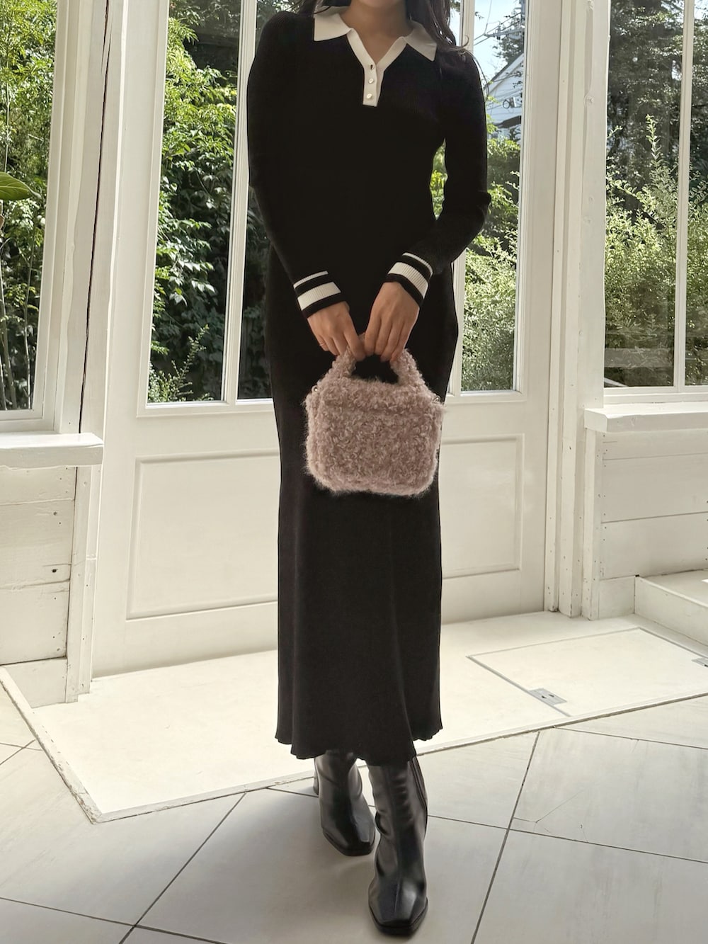 ブラック系のワンピースを着用したレディースの秋コーディネートの2枚目の写真