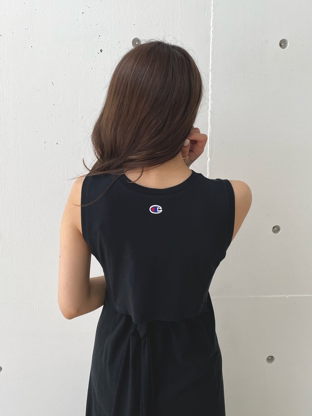 ブラック系のワンピース、ホワイト系のハンドバッグ、ブラック系のサンダルを着用したレディースの春コーディネートの5枚目の写真