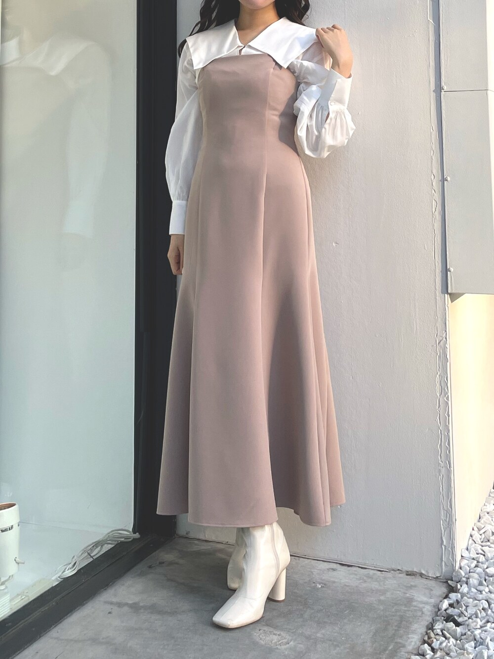 ベージュ系のワンピース、ブラウン系のチェスターコートを着用したレディースの冬コーディネートの3枚目の写真