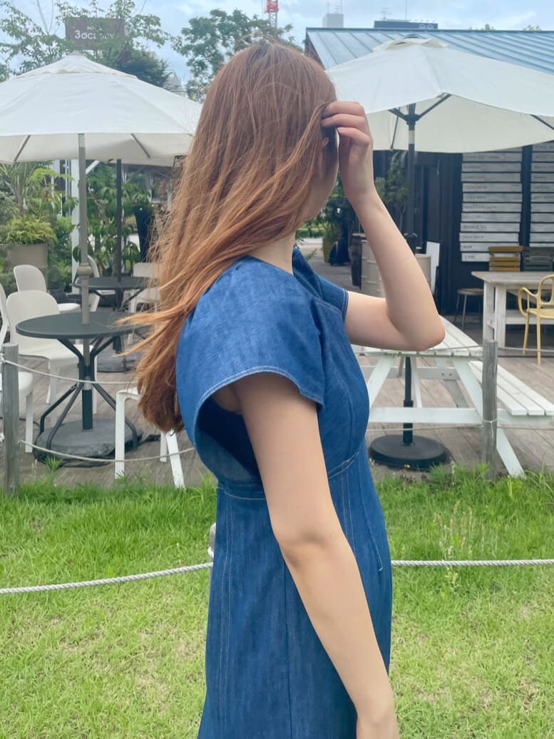 ホワイト系のハンドバッグ、ホワイト系のサンダル、ブルー系のワンピースを着用したレディースの夏コーディネートの5枚目の写真