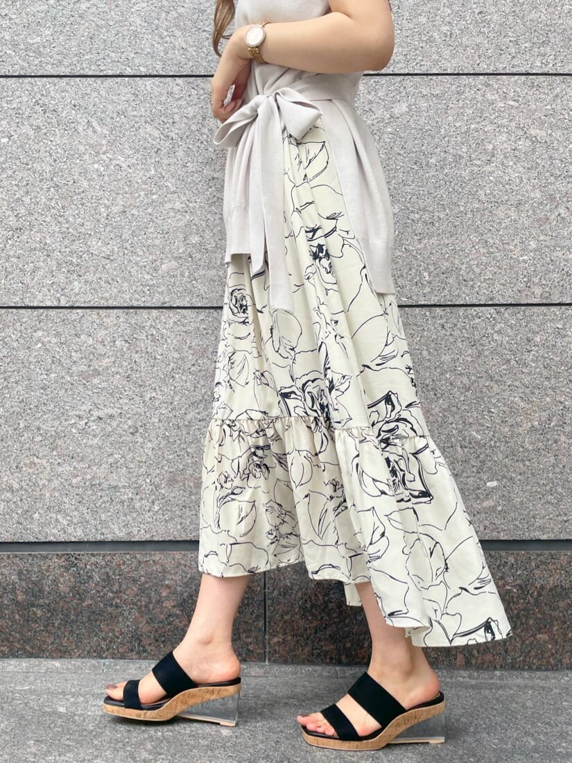 ホワイト系のワンピース、ブラック系のサンダルを着用したレディースの夏コーディネートの8枚目の写真