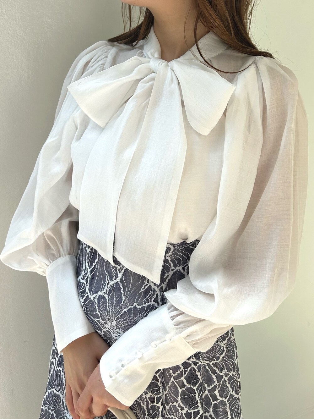 ブラック系のライダースジャケット、ホワイト系のシャツ/ブラウス、ブルー系のスカートを着用したレディースの夏コーディネートの6枚目の写真