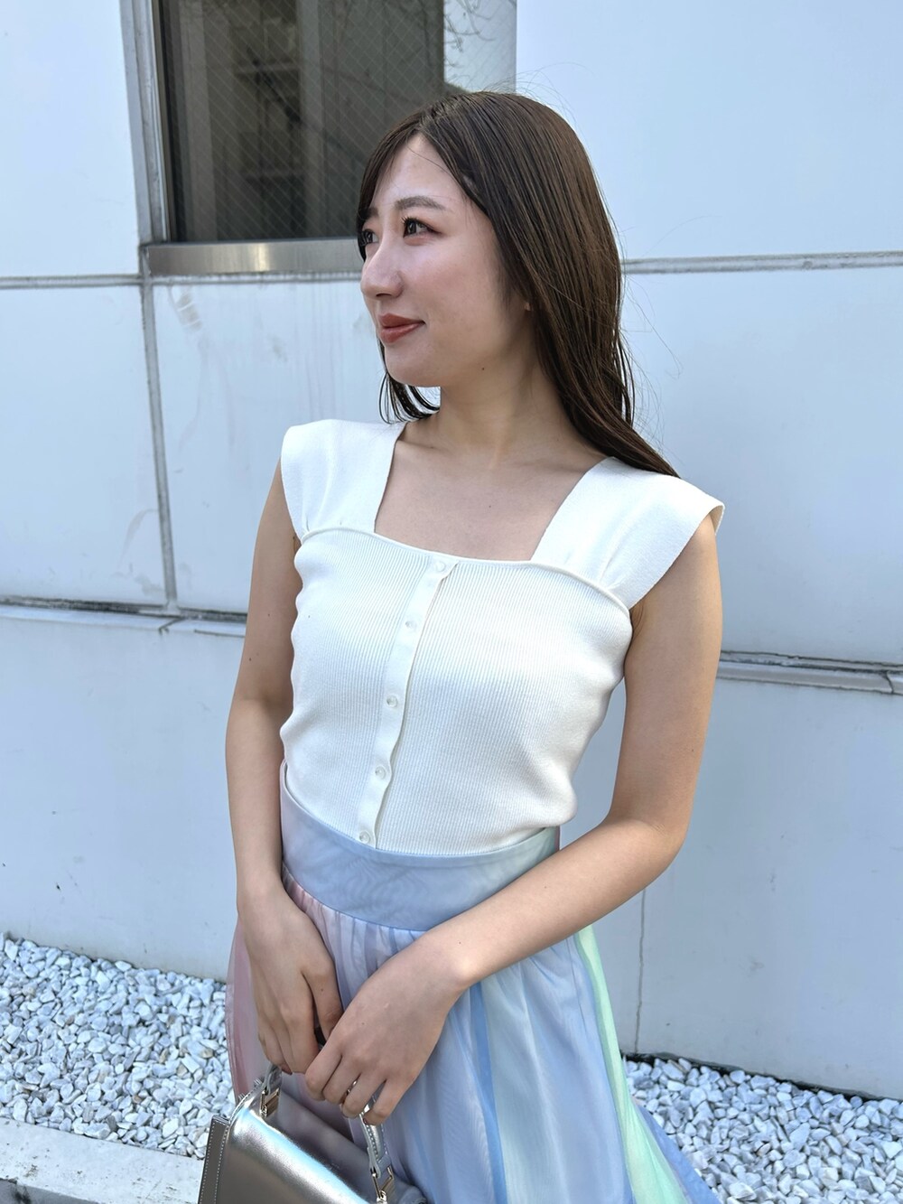 ホワイト系のニット/セーター、その他のサンダル、その他のスカートを着用したレディースの春コーディネートの7枚目の写真