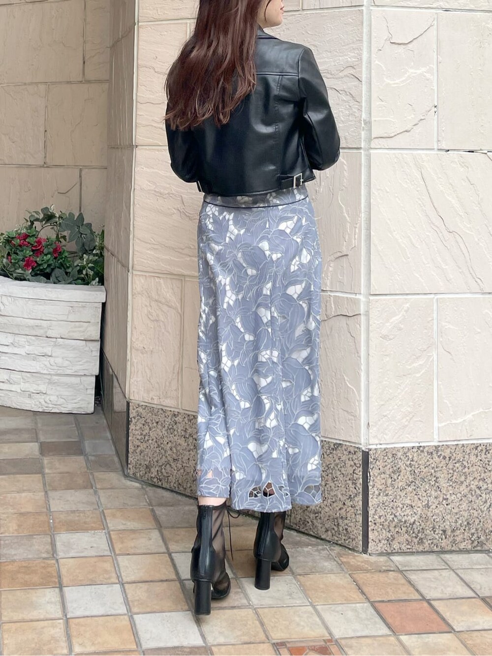 ブラック系のライダースジャケット、ブラック系のその他シューズ、ブラック系のニット/セーターを着用したレディースの春コーディネートの8枚目の写真