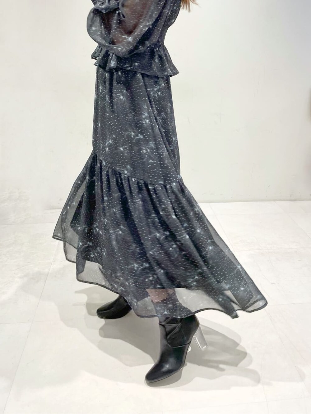 ブラック系のその他シューズ、ブラック系のワンピースを着用したレディースの冬コーディネートの6枚目の写真