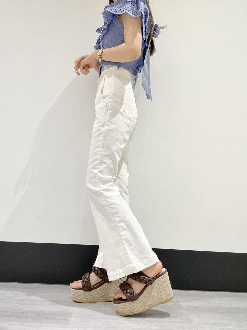 ブルー系のシャツ/ブラウス、ホワイト系のその他パンツ、ブラウン系のサンダルを着用したレディースの冬コーディネートの7枚目の写真