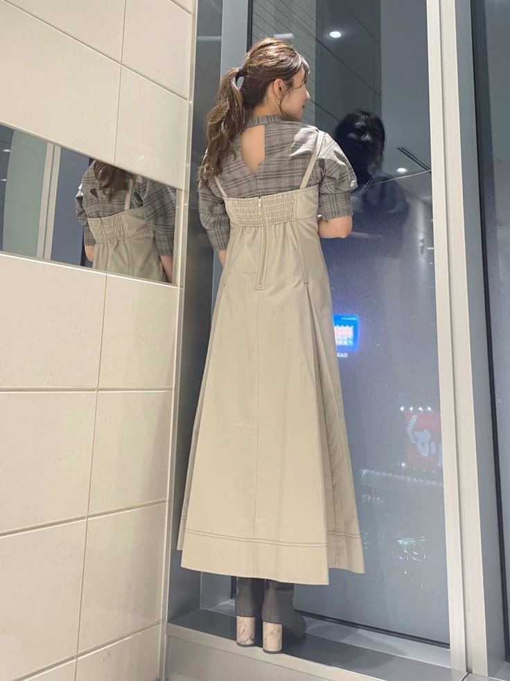 ベージュ系のワンピース、その他のシャツ/ブラウス、ブラウン系のその他シューズを着用したレディースの夏コーディネートの3枚目の写真