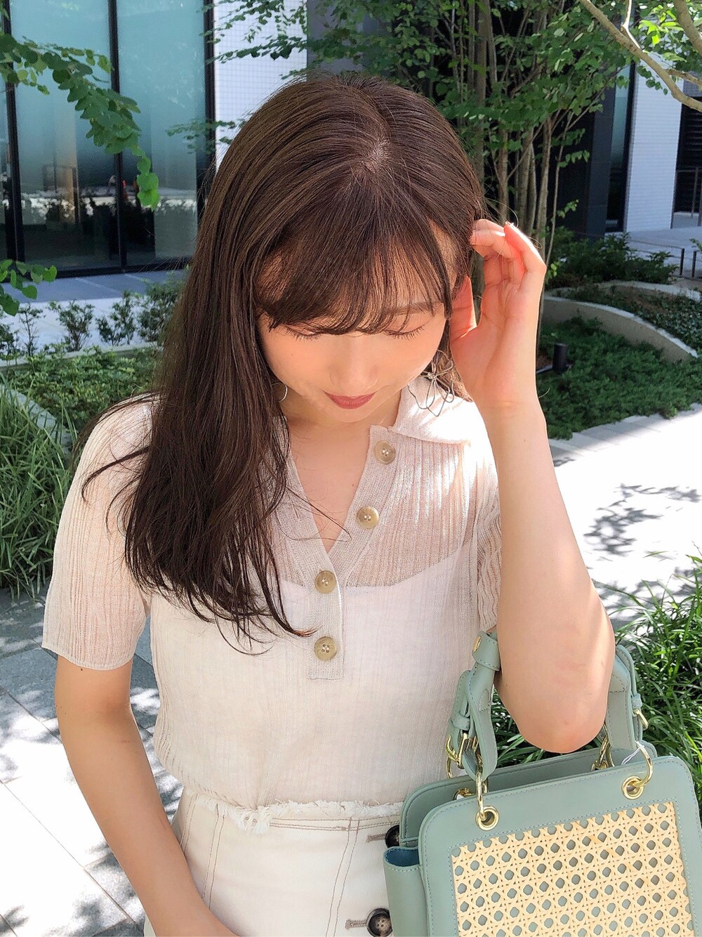 ホワイト系のニット/セーターを着用したレディースの夏コーディネートの4枚目の写真