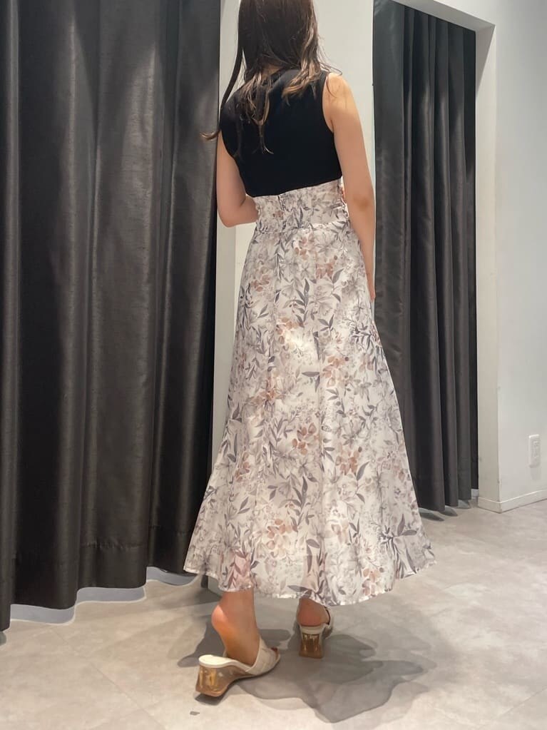 ホワイト系のサンダル、ブラック系のワンピースを着用したレディースの夏コーディネートの2枚目の写真