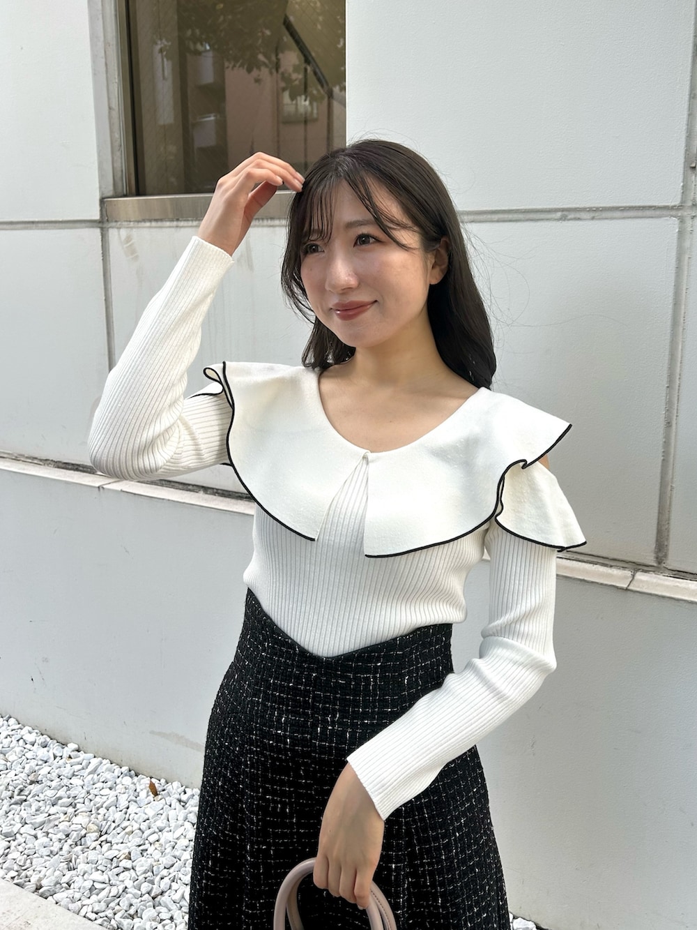 その他のニット/セーター、ベージュ系のハンドバッグ、ブラック系のスカートを着用したレディースの秋コーディネートの5枚目の写真