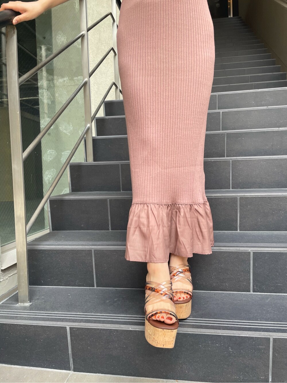 ブラウン系のワンピース、ベージュ系のサンダルを着用したレディースの春コーディネートの8枚目の写真