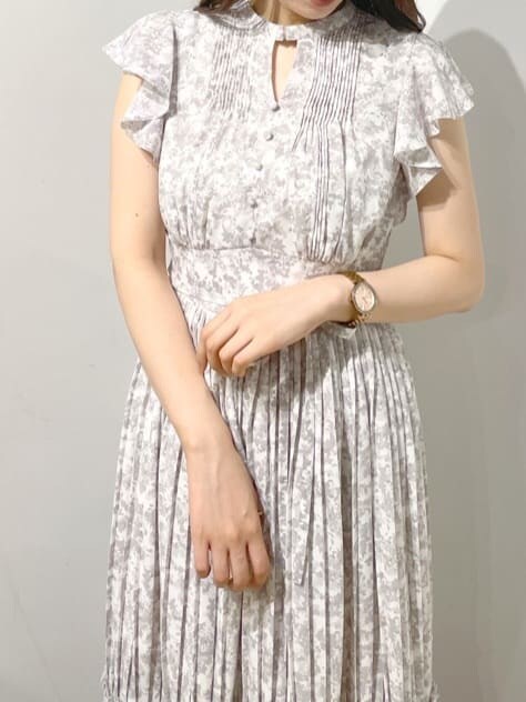 グレー系のワンピースを着用したレディースの夏コーディネートの4枚目の写真