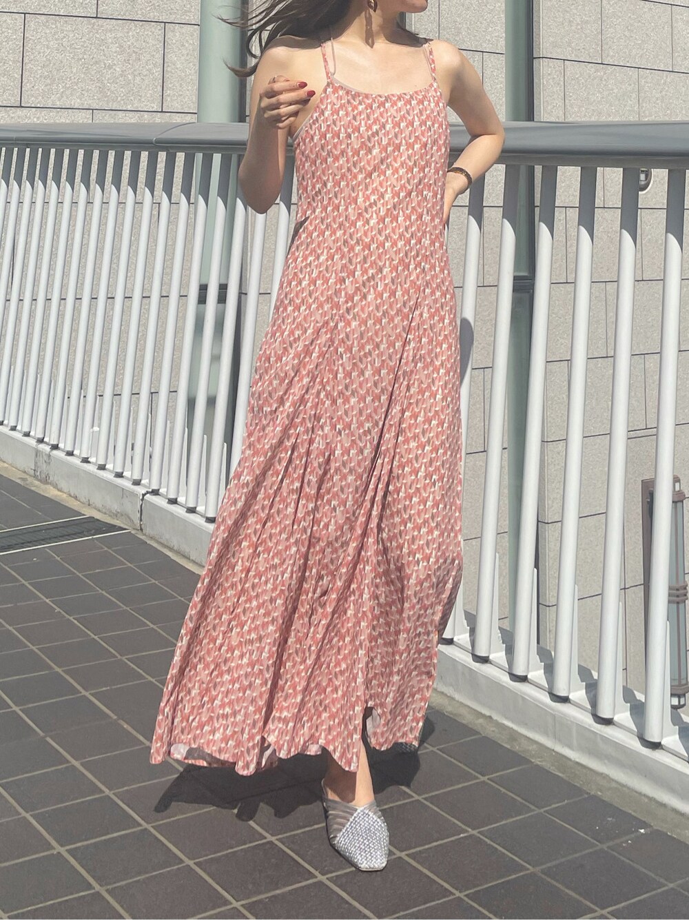 シルバー系のサンダル、オレンジ系のワンピース、ホワイト系のニット/セーターを着用したレディースの春コーディネートの6枚目の写真