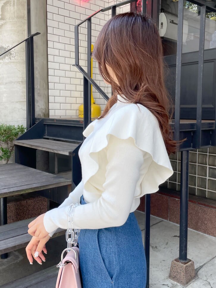 ブルー系のスカート、ホワイト系のその他シューズ、ピンク系のショルダーバッグを着用したレディースの冬コーディネートの4枚目の写真