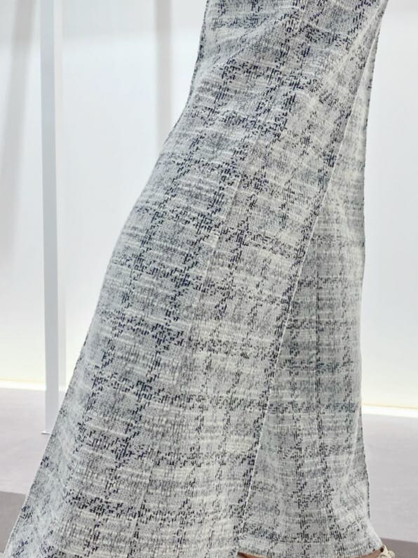 ホワイト系のサンダル、その他のその他パンツ、イエロー系のニット/セーターを着用したレディースの夏コーディネートの10枚目の写真