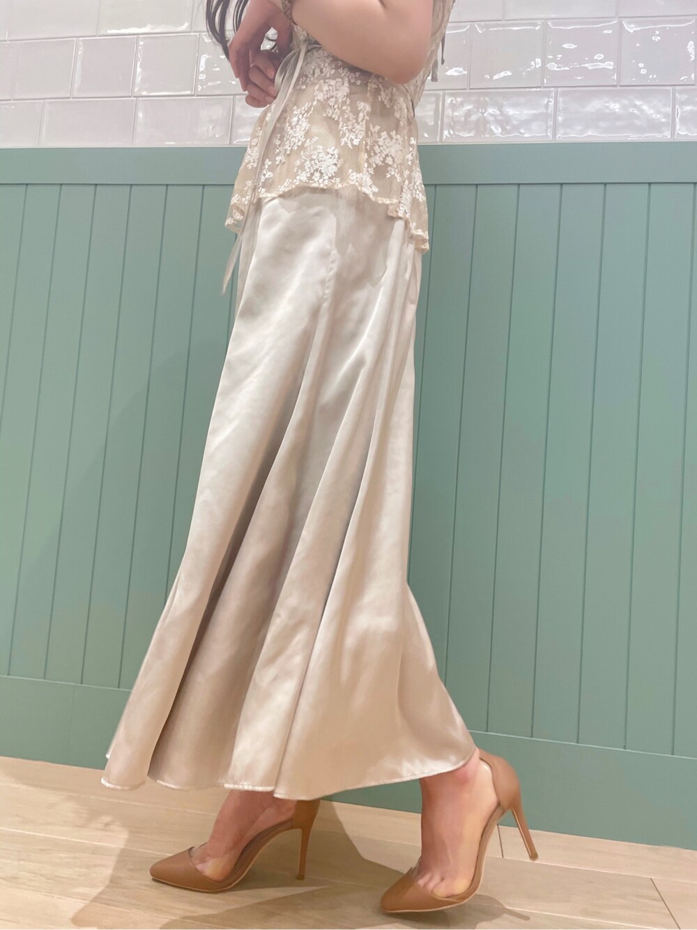 ベージュ系のパンプス、ベージュ系のワンピースを着用したレディースの春コーディネートの7枚目の写真