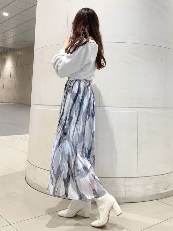 ブラウン系のその他アウター、グレー系のスカート、ホワイト系のニット/セーターを着用したレディースの秋コーディネートの6枚目の写真