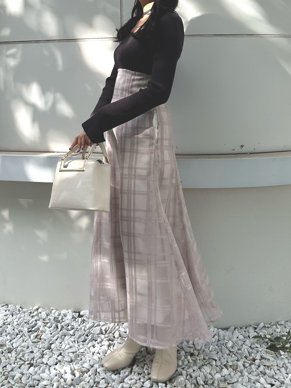 グレー系のワンピース、ホワイト系のハンドバッグを着用したレディースの秋コーディネートの3枚目の写真