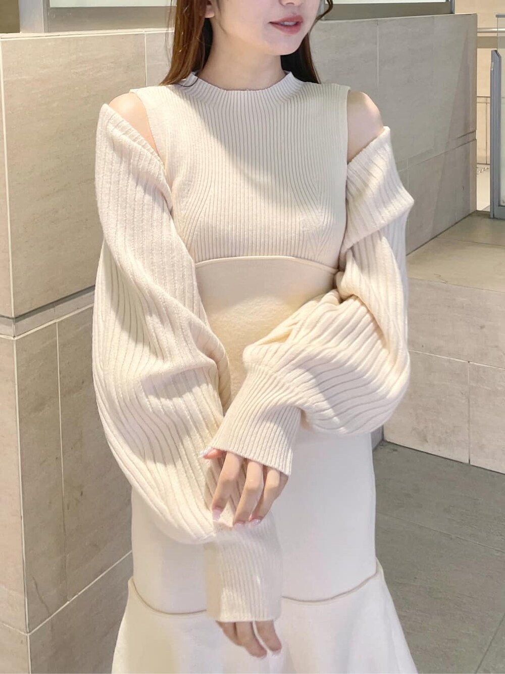 ベージュ系のその他シューズ、ホワイト系のワンピースを着用したレディースの冬コーディネートの4枚目の写真