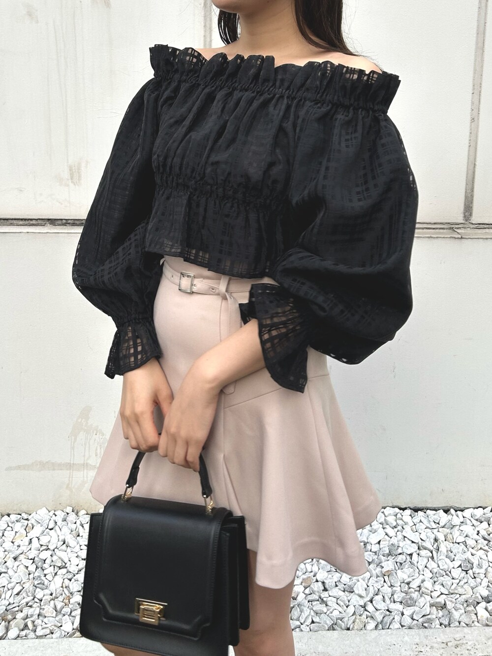 ブラック系のシャツ/ブラウス、ベージュ系のその他パンツ、ブラック系のハンドバッグを着用したレディースの冬コーディネートの7枚目の写真