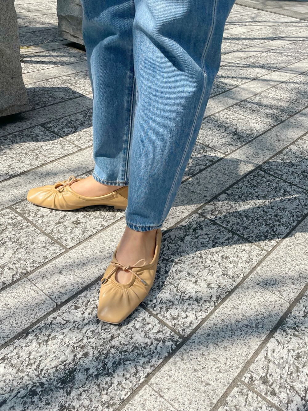 レッド系のニット/セーター、ブルー系のその他パンツ、ベージュ系のバレエシューズを着用したレディースの春コーディネートの7枚目の写真