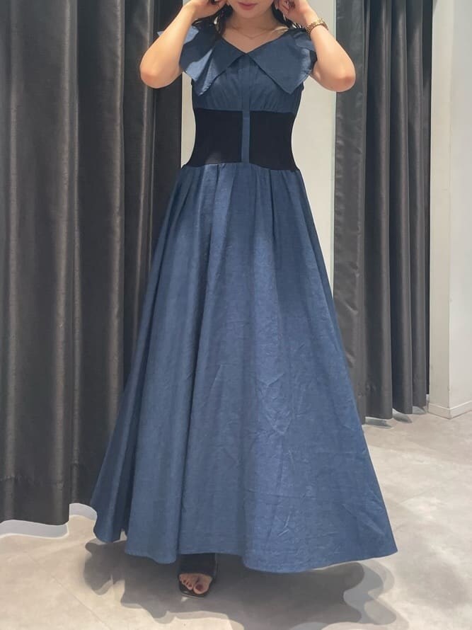 ブラウン系のサンダル、ブルー系のワンピースを着用したレディースの夏コーディネートの2枚目の写真