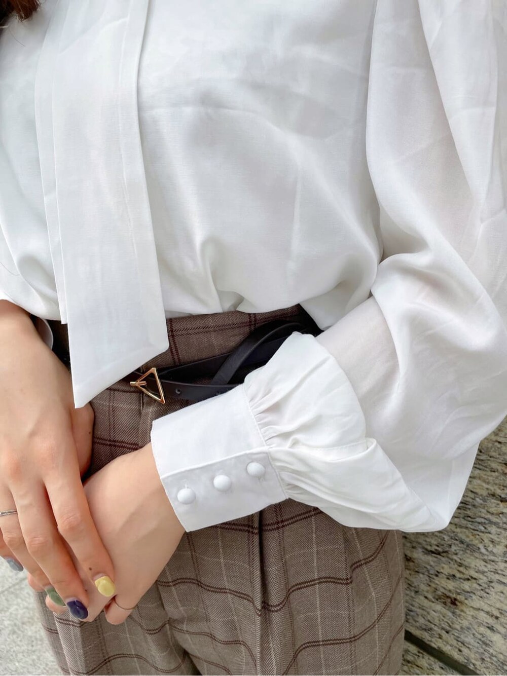 ベージュ系のパンプス、ブラウン系のその他パンツ、ホワイト系のシャツ/ブラウスを着用したレディースの秋コーディネートの7枚目の写真