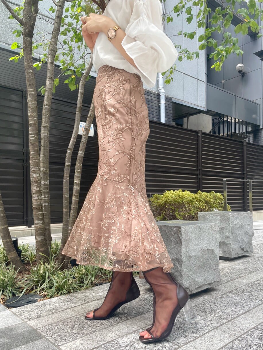 ブラウン系のスカート、ブラウン系のその他シューズ、ホワイト系のシャツ/ブラウスを着用したレディースの夏コーディネートの8枚目の写真