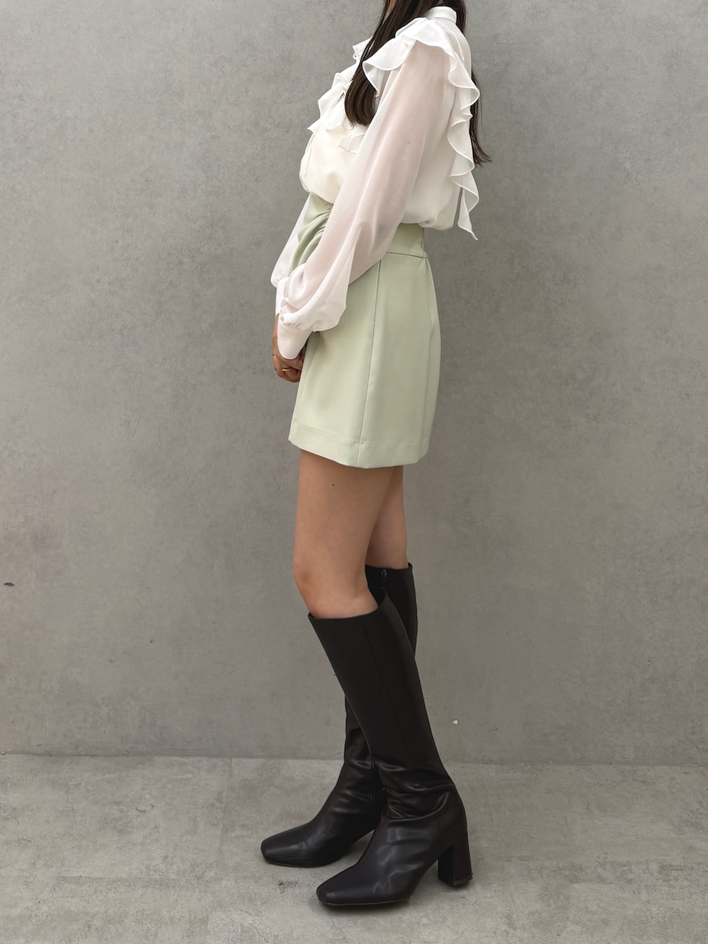 ホワイト系のシャツ/ブラウス、グリーン系のスカート、グリーン系のテーラードジャケットを着用したレディースの冬コーディネートの2枚目の写真