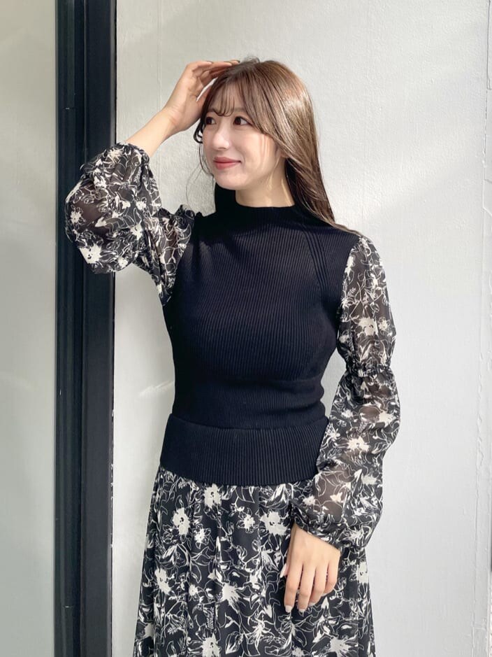 ベージュ系のムートンコート、ベージュ系のムートンコート、ブラック系のワンピースを着用したレディースの秋コーディネートの9枚目の写真